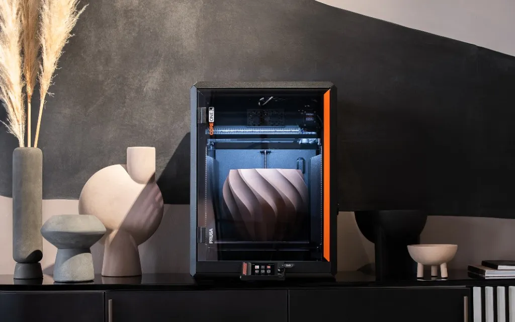 Prusa CORE One mit gedruckter Vase in modernem Interieur